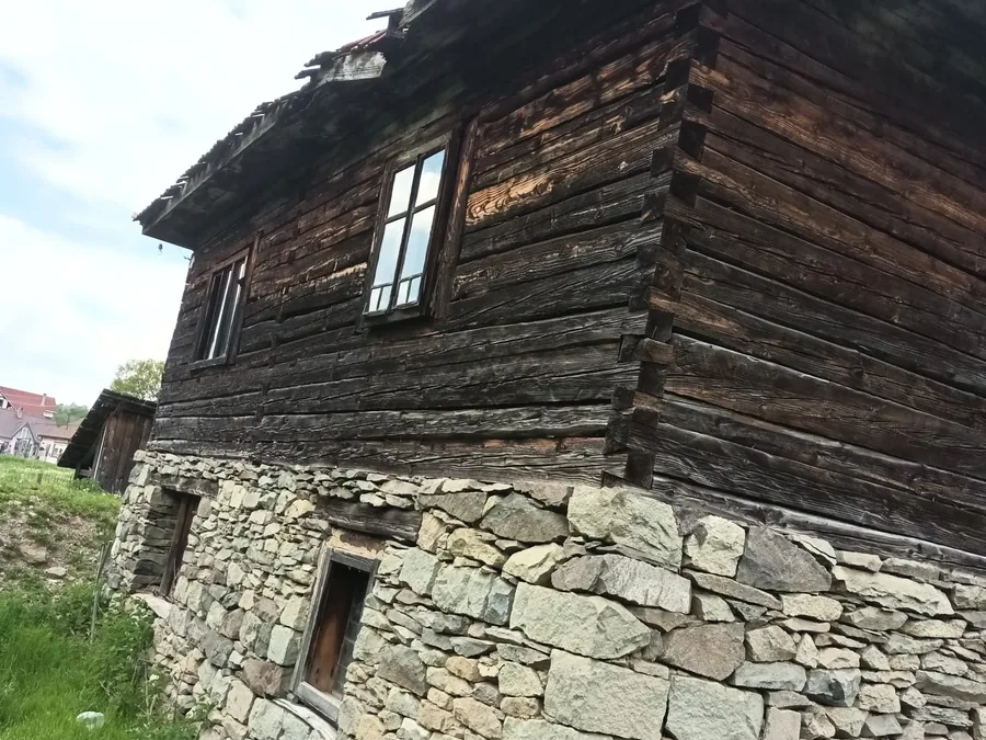 Sun-weathered traditional wall planks (lozbe) — photo 2